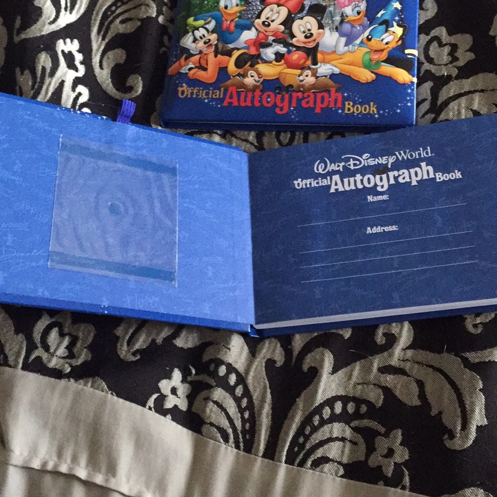 Disney autograph books - Picture 2 of 4